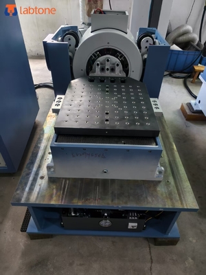 Maximale sinusvormige kracht 700 kgf piek (7 kN) luchtgekoelde triltafel testapparatuur voor schok- en trillingstests voor batterijoplossingen