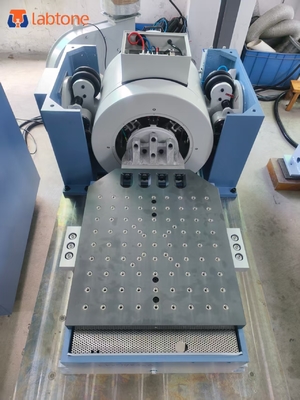 Maximale sinusvormige kracht 700 kgf piek (7 kN) luchtgekoelde triltafel testapparatuur voor schok- en trillingstests voor batterijoplossingen